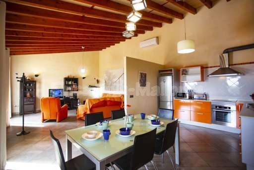 Finca Es Biali, offene Küche, Esszimmer, Esstisch, Wohnzimmer, Sofa