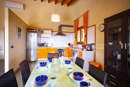 Finca Es Biali, Esszimmer, Esstisch, offene Küche