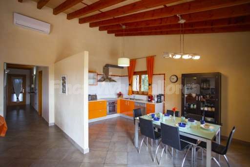 Finca Es Biali, offene Küche, Esszimmer, Esstisch