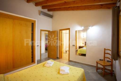 Finca Es Biali, Schlafzimmer, Doppelbett, Kleiderschrank