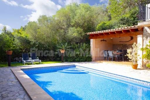 Finca Es Biali, Pool, überdachte Terrasse, Sonnenliege