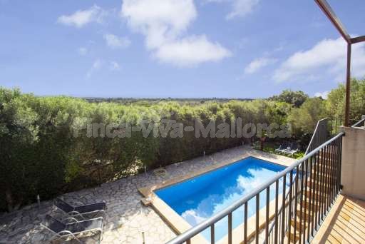Finca Es Biali, Terrasse, Pool, Sonnenliege, Ausblick