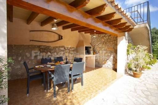 Finca Es Biali, überdachte Terrasse, Esstisch, gemauerter Grill