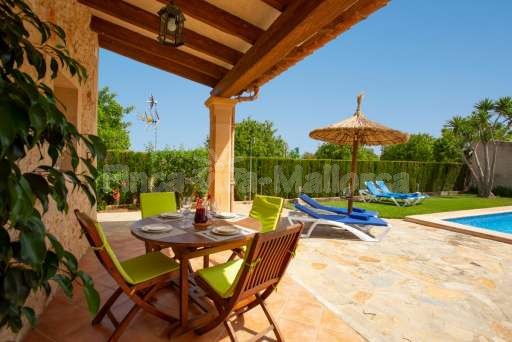 Finca Esto Santa Margalida, überdachte Terrasse, Sitzmöglichkeit, Essbereich