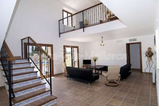 Finca Leda Can Picafort, Wohnzimmer, Sofa, Sessel, Fernseher, Empore