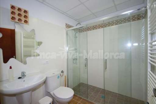 Finca Leda Can Picafort, Badezimmer, ebenerdige Dusche, Spiegel