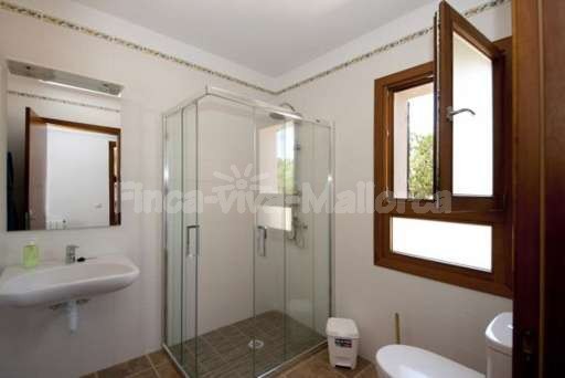 Finca Leda Can Picafort, Badezimmer, ebenerdige Dusche, Fenster, Spiegel