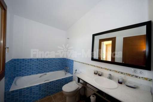 Finca Leda Can Picafort, Badezimmer, Badewanne, Spiegel