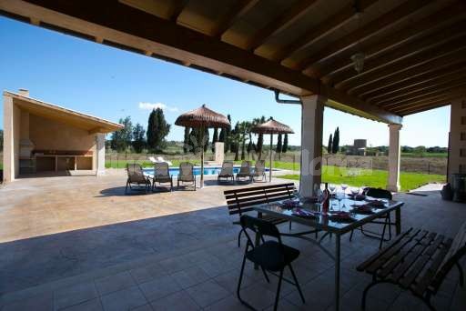 Finca Leda Can Picafort, überdachte Terrasse, Essbereich, Esstisch, Terrasse, Pool, Sonnenliege, Sonnenschirm, Außendusche