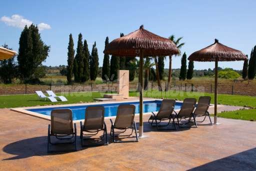 Finca Leda Can Picafort, Terrasse, Pool, Sonnenliege, Sonnenschirm, Rasenfläche, Garten, Außendusche