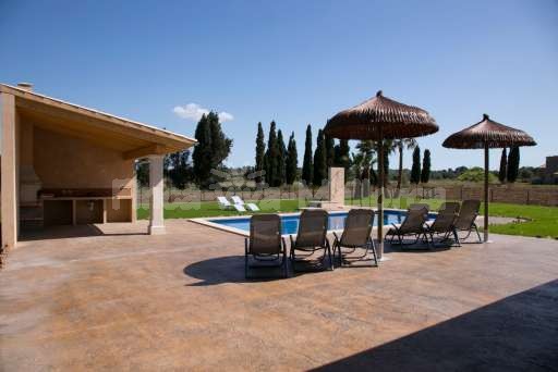 Finca Leda Can Picafort, Terrasse, überdachte Terrasse, Pool, Sonnenliege, Sonnenschirm, gemauerter Grill, Außendusche