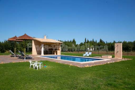 Finca Leda Can Picafort, Pool, Garten, Rasenfläche, Sonnenliege, Sonnenschirm, Außendusche, gemauerter Grill
