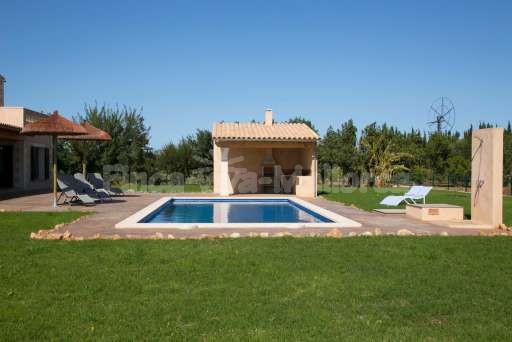 Finca Leda Can Picafort, Pool, Sonnenliege, Sonnenschirm, Terrasse, Gasten, Rasenfläche, gemauerter Grill