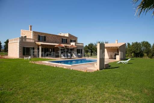 Finca Leda Can Picafort, Pool, Haus, Garten, überdachte Terrasse, Rasenfläche