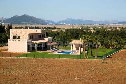 Finca Leda Can Picafort, Haus, Garten, Rasenfläche, Pool, Sonnenliege, Sonnenschirm, überdachte Terrasse