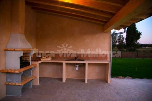 Finca Leda Can Picafort, überdachte Terrasse, Waschbecken, gemauerter Grill