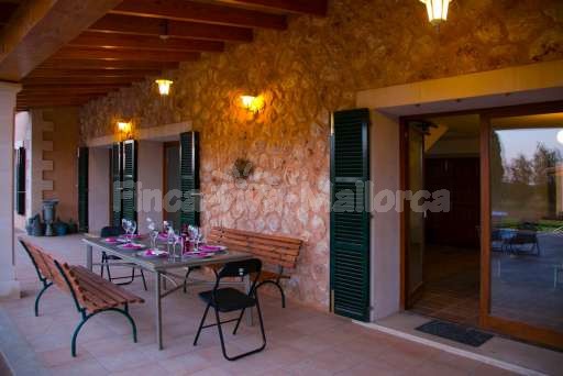 Finca Leda Can Picafort, überdachte Terrasse, Esstisch, Essbereich