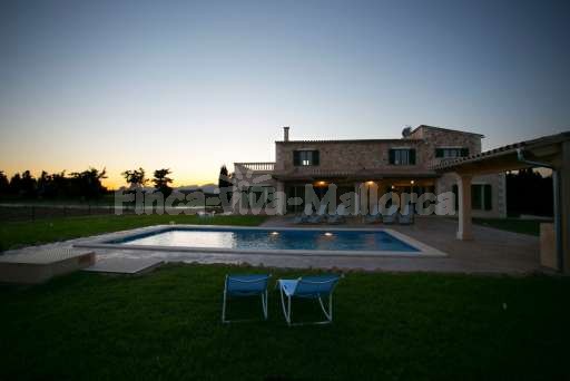 Finca Leda Can Picafort, Haus, Pool, Garten, überdachte Terrasse, Dämmerung, Sonnenliege, Sonnenschirm