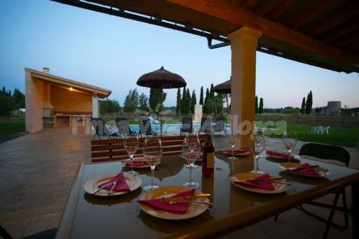 Finca Leda Can Picafort, überdachte Terrasse, Esstisch, Essbereich, Pool, Sonnenliege, Sonnenschirm