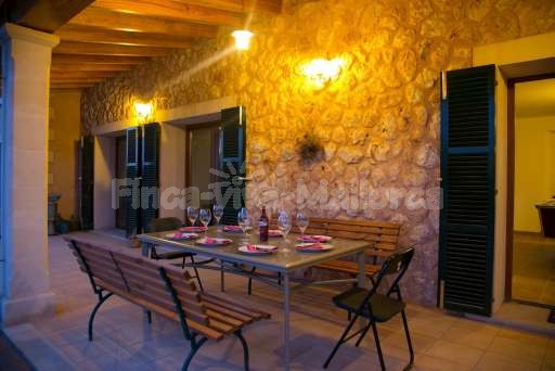 Finca Leda Can Picafort, überdachte Terrasse, Esstisch, Essbereich