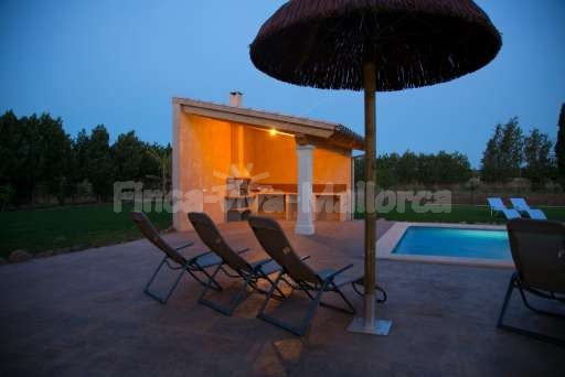 Finca Leda Can PicafortPool, Terrasse, überdachte Terrasse, beleuchtet, Sonnenliege, Sonnenschirm