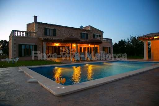 Finca Leda Can Picafort, Haus, Pool, beleuchtet, Sonnenliege, überdachte Terrasse