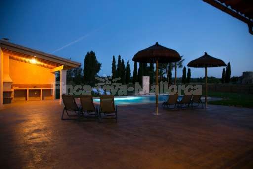 Finca Leda Can Picafort, Terrasse, Pool, Sonnenliege, Sonnenschirm