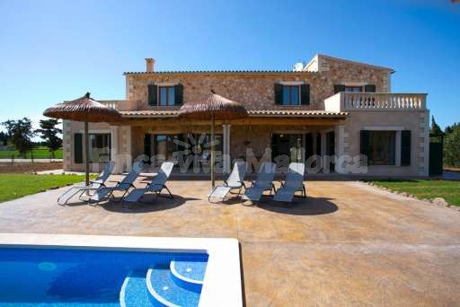 Finca Leda Can Picafort, Haus, Pool, Sonnenliege, Sonnenschirm, überdachte Terrasse