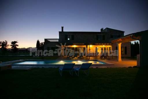 Finca Leda Can Picafort, Haus, Pool, Sonnenliege, beleuchtetet Terrasse