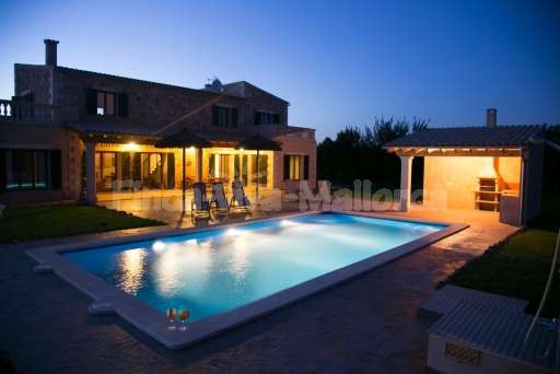 Finca Leda Can Picafort, beleuchteter Pool, beleuchtete Terrasse, Haus