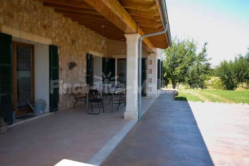 Finca Leda Can Picafort, Haus, überdachte Terrasse, Essbereich, Esstisch, Garten, Rasenfläche