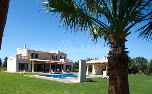 Finca Leda Can Picafort, Haus, Pool, Palmen, Garten, Rasenfläche, überdachte Terrasse