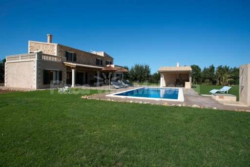 Finca Leda Can Picafort, Haus, überdachte Terrasse, Pool, Rasenfläche, Außendusche, gemauerter Grill