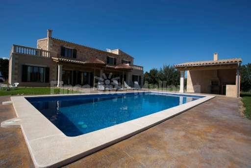 Finca Leda Can Picafort, Pool, Haus, überdachte Terrasse, gemauerter Grill
