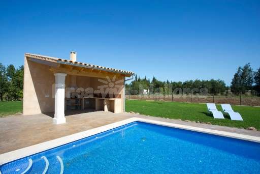 Finca Leda Can Picafort, Pool, Terrasse, Garten, Rasenfläche, gemauerter Grill