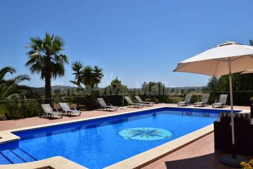 Finca Magda Cas Concos, Pool, Sonnenliege, Sonnenschirm, Ausblick