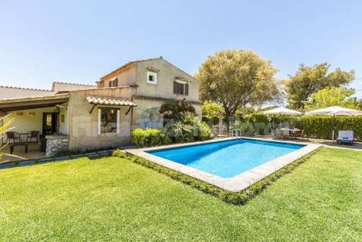 Finca Marinova Pollenca, Pool, Garten, Haus, überdachte Terrasse, Sonnenliege, Sonnenschirm