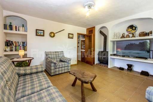 Finca Marinova Pollenca, Wohnzimmer, Sofa, Fernseher, Kamin