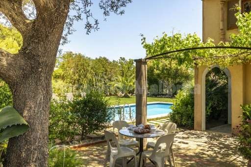 Finca Marinova Pollenca, Terrasse, Baumschatten, Esstisch