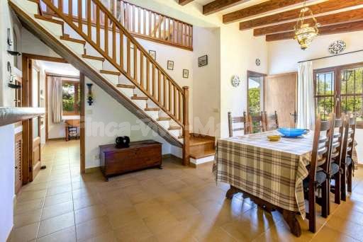 Finca Marinova Pollenca, Esstisch, Esszimmer, Treppenaufgang