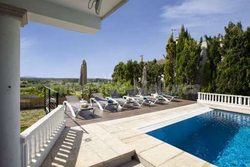 Finca Can Mosilla, Pool, Terrasse, Sonnenliege, Sonnenschirm, Ausblick