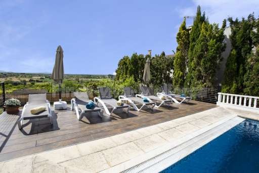 Finca Can Mosilla, Pool, Terrasse, Sonnenliege, Sonnenschirm, Ausblick