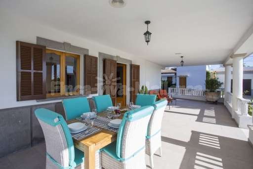 Finca Can Mosilla, überdachte Terrasse, Esstisch