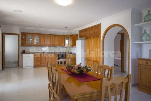 Finca Can Mosilla, Esszimmer, Esstisch, offene Küche