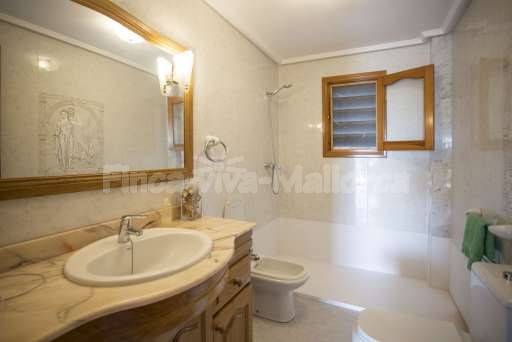 Finca Can Mosilla, Badezimmer, ebenerdige Dusche, Spiegel