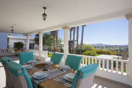 Finca Can Mosilla, überdachte Terrasse, Esstisch, Essbereich, Ausblick