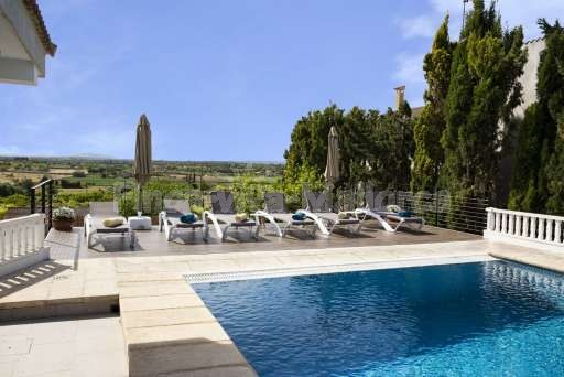 Finca Can Mosilla, Terrasse, Pool, Sonnenliege, Sonnenschirm, Ausblick