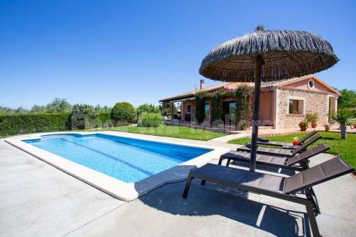 Finca Olivo Muro, Pool, Sonnenschirm, Sonnenliege, Haus, Garten