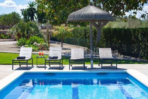 Finca Olivo Muro, Pool, Sonnenliege, Sonnenschirm