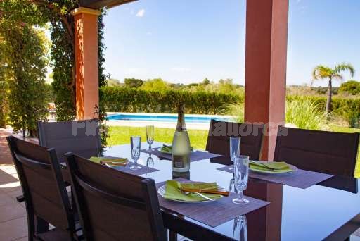 Finca Olivo Muro, überdachte Terrasse, Esstisch